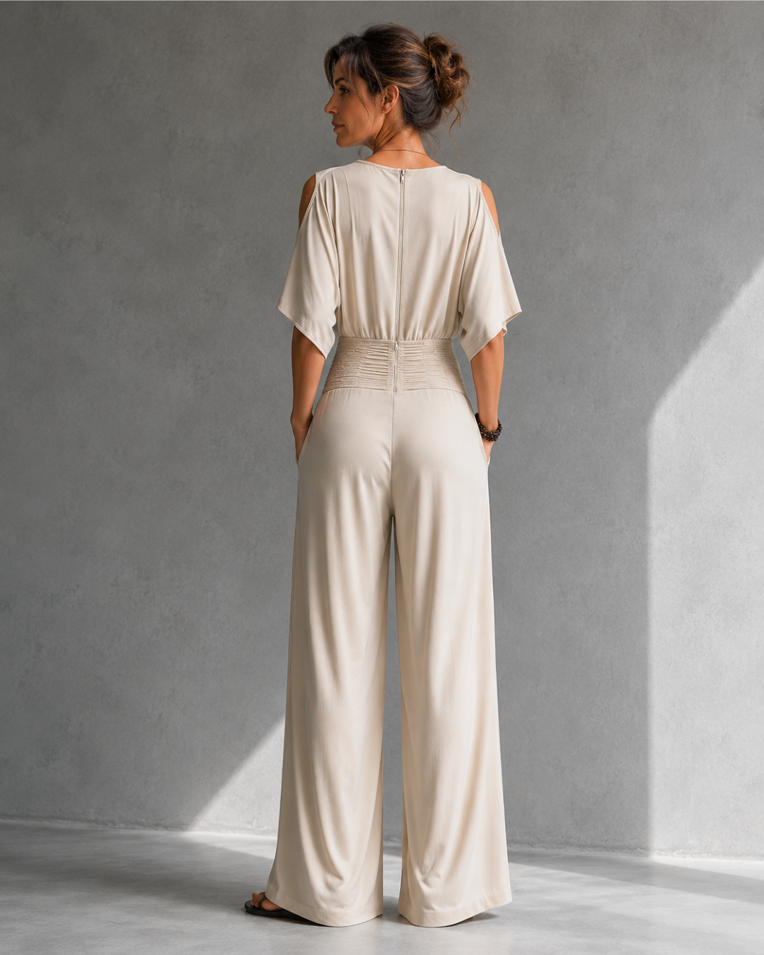 Chiara - Tuta Elegante con Spalle Aperte